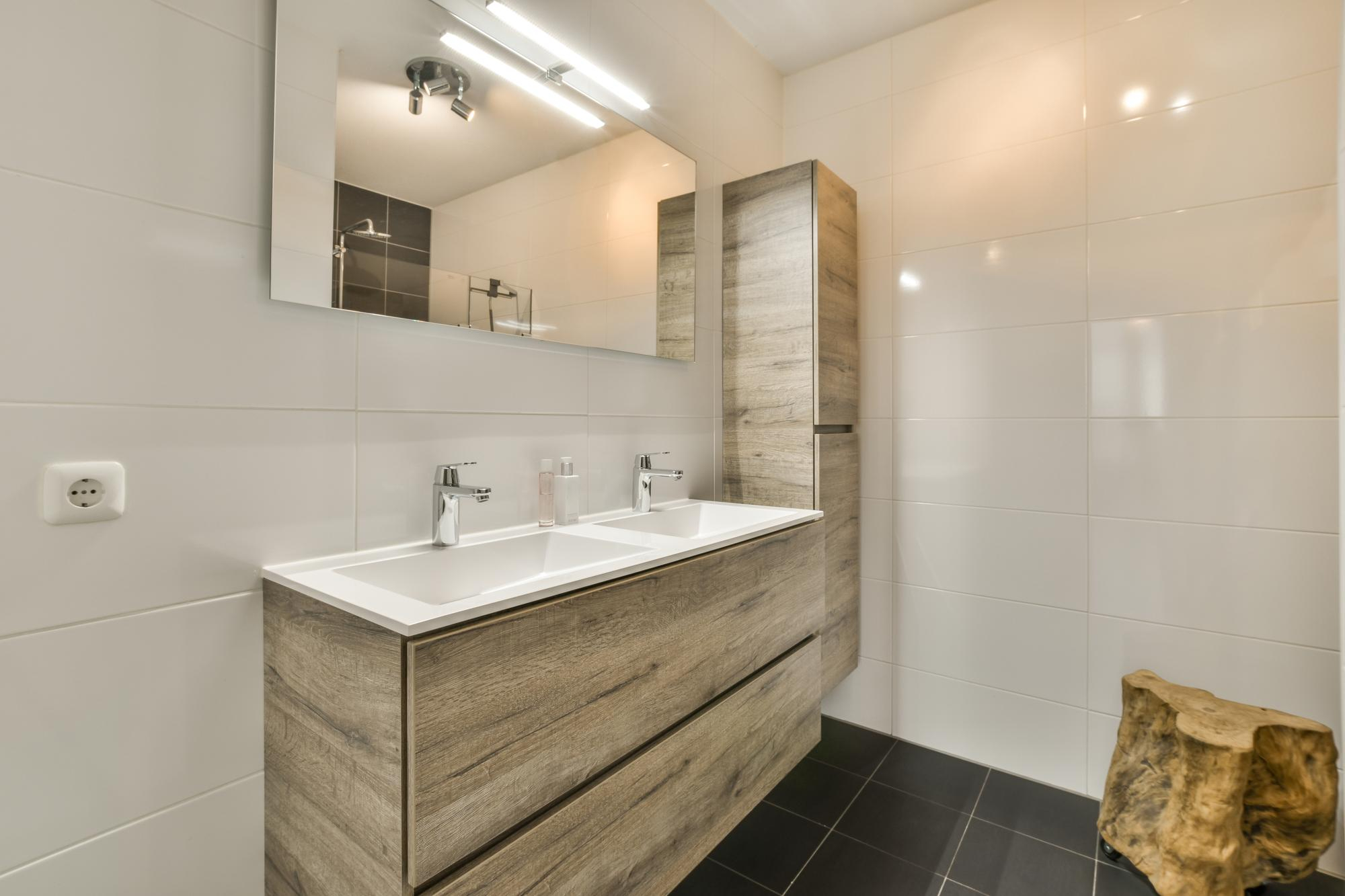 Modern floating bathroom vanity with quartz top Houston TX by Olafab Cabinetry